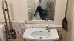 Ein Teilzeitarbeiter in einer Firma kann mit einer schwangeren Frau, die kein Geld hat, mitten in der Nacht auf der Toilette machen, was er will, lol在线观看