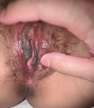 爸妈刚带着妹妹了孩子出门立马把妹妹拉房间去操她小逼