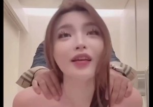厕所被大肉棒插到快站不住长腿美乳御姐，隐忍的表情直接高潮射了