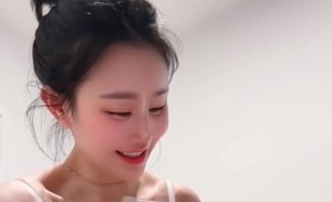 汐梦瑶 把尿液放进酒杯喝懂的享受喔