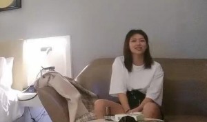 老哥探花约了个高颜值白衣妹子偷拍做直播