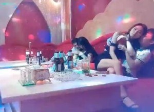 歌厅探花05-25包厢搞群P