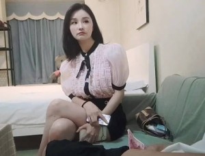 约操皮肤相当白晳的车模