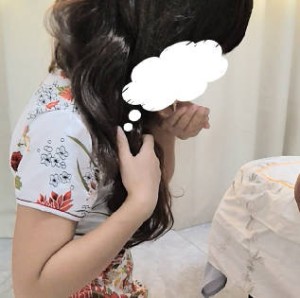 妈妈手里捧着儿子射在嘴里流出的精液看向倒头就睡的儿子后陷入深思