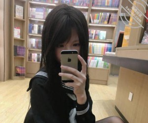 看到女儿在那里躺着玩手机就没忍住把她给强奸了谁知道还是个处女