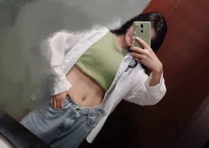 压抑不住躁动直接爬上床摸女儿逼逼揉捏女儿奶子