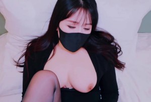 香蕉秀xjx644露出内裤勾引下属白虎嫩穴射满精液