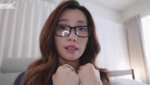 女子圖鑑AN-089土氣眼鏡的書店打工妹其實超淫蕩從同人漫畫中學到的絕倫淫語一邊猛烈摩擦一邊淫蕩搖曳的悶騷神乳姐姐