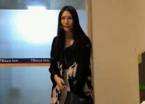 约个身材高挑的小美女穿情趣黑丝上门服务旗袍足交亦别有风味-天生爱风流