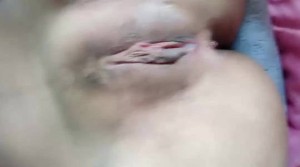 农民工兄弟为了在工地谋个好岗位主动把自己还在读大学的眼镜反差婊表妹介绍给包工头老王淫乐无套啪啪内射