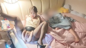 和骚舅妈苟且时吵醒一旁的孩子反差良家红线丝袜