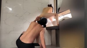 喜欢健身的少妇太疲劳接受全身按摩后被插入