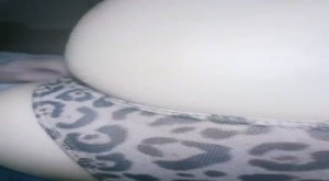 醉酒的小姨子被偷奸长裙蜜臀美穴后入抽插湿漉漉的小穴又爽又晕内射精液后逃跑