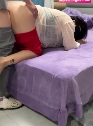 骚货嫂子化妆出门前先被喂饱翘臀高撅狂吞肉棒内射满穴才肯出门